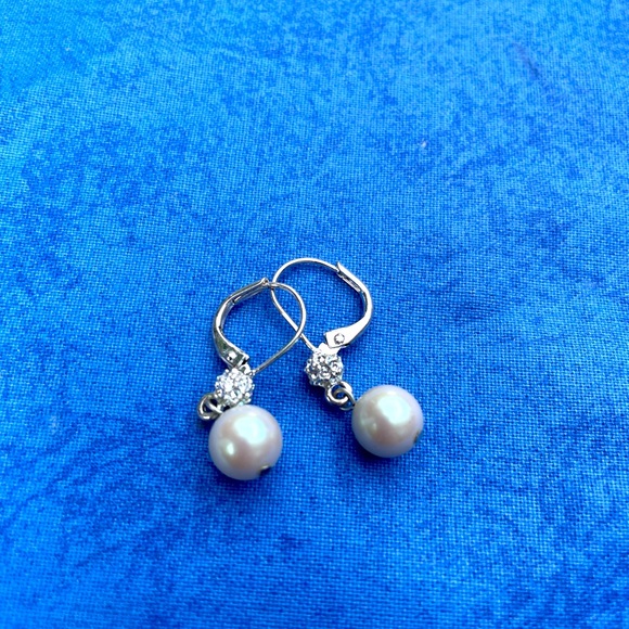 Costume jewelry pearl & diamond earrings - Picture 2 of 2